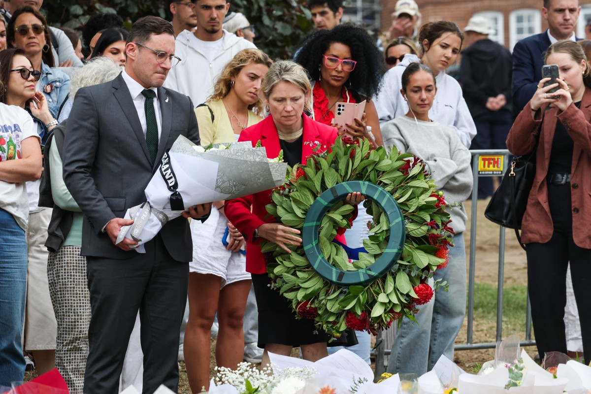 وصلت لويز كانتيلون، القنصل العام البريطاني في سيدني، لوضع الزهور خارج جناح بوندي في سيدني. (أ ف ب)