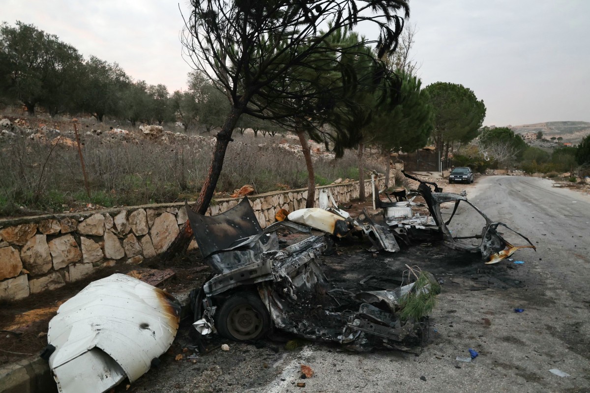 استهداف سيارة على طريق الطيبة جنوبي لبنان (أ ف ب).