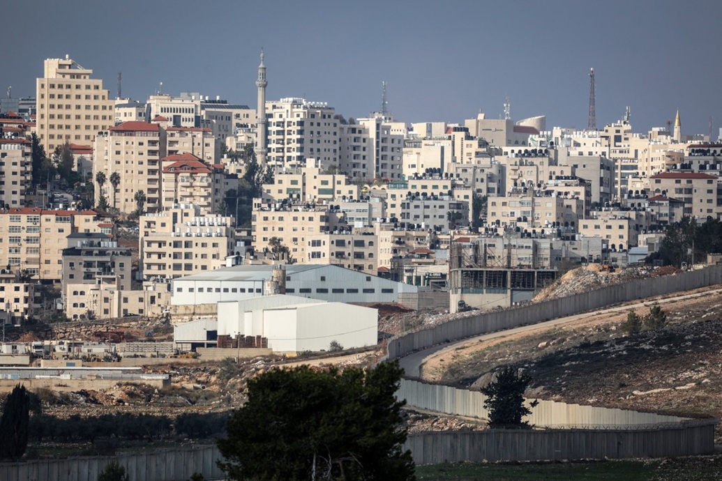 مباني في بلدة كفر عقب الفلسطينية، بالقرب من رام الله في الضفة الغربية (أ ف ب)