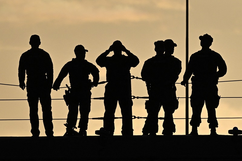 يظهر أفراد عسكريون على متن السفينة الهجومية البرمائية في ميناء رافايل كورديرو سانتياغو في بورتوريكو، (ا ف ب).