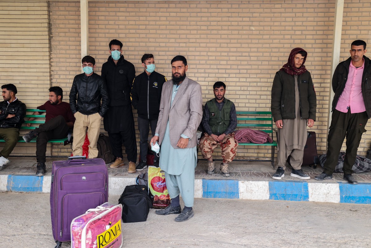 لاجئون أفغان على الحدود مع إيران (أ ف ب).