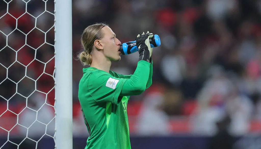 تصدى لركلات الترجيح وهو مصاب بكسر... إنريكي يكشف الحقيقة