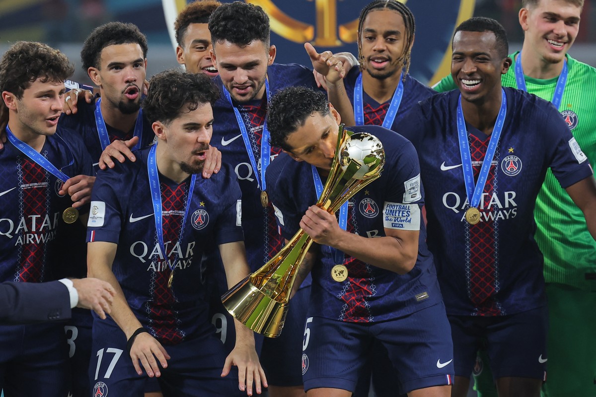 من احتفالات باريس سان جيرمان بكأس القارات في قطر. (أ ف ب)