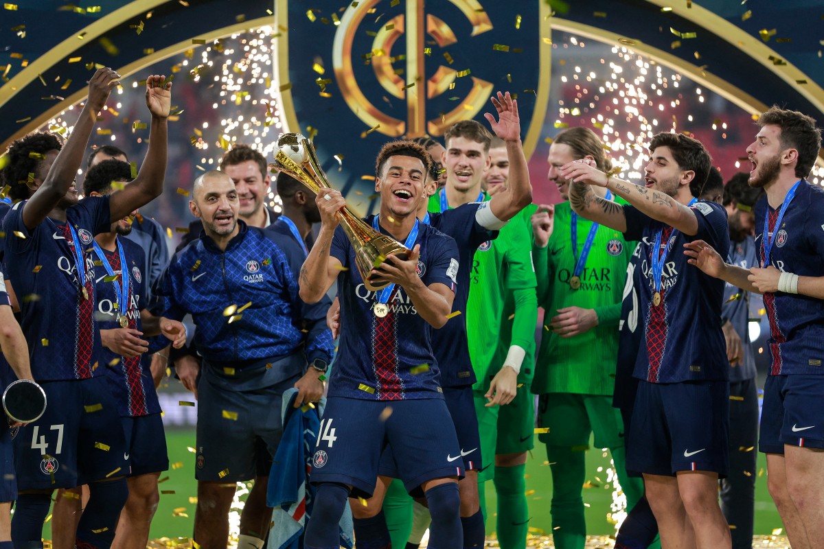 من احتفالات باريس سان جيرمان بكأس القارات في قطر. (أ ف ب)