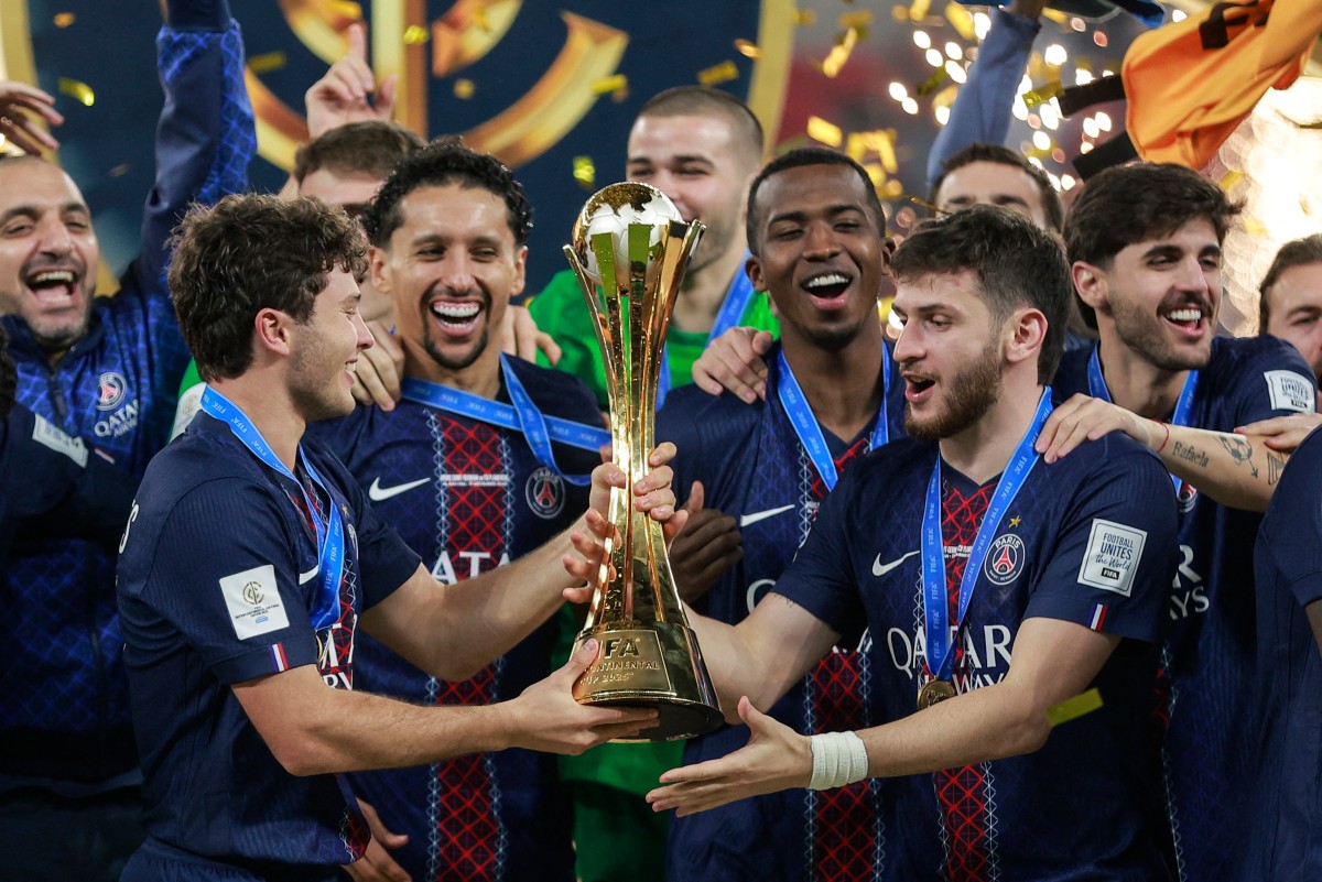 من احتفالات باريس سان جيرمان بكأس القارات في قطر. (أ ف ب)