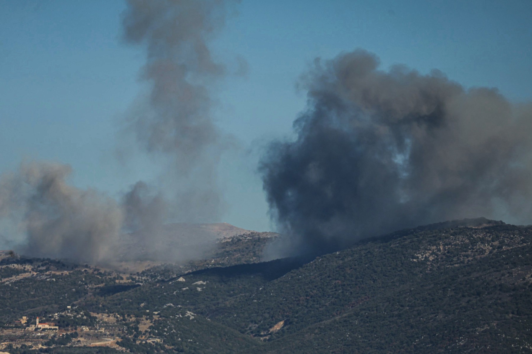 غارات إسرائيلية على جنوب لبنان (أ ف ب).