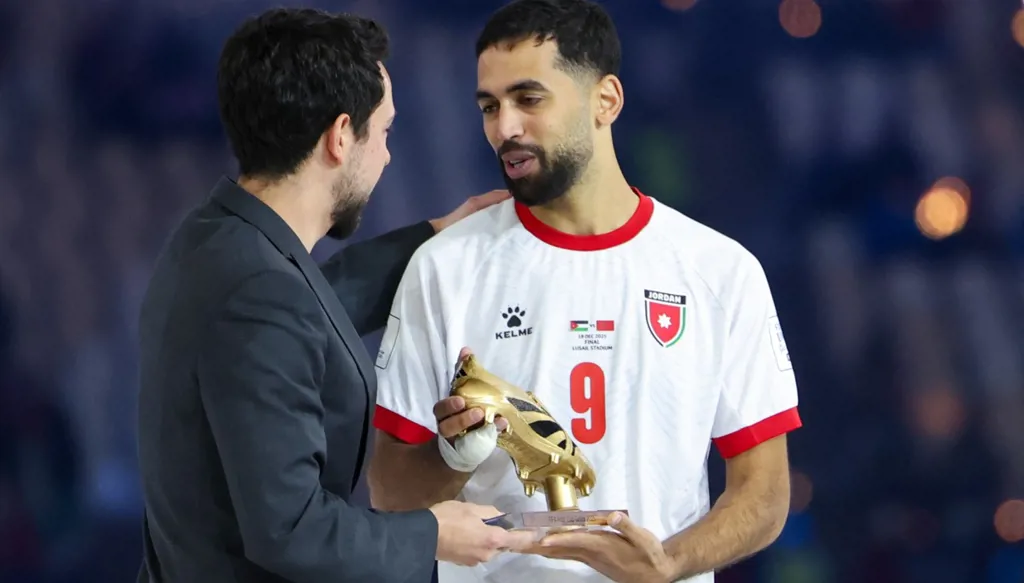 الأمير الحسين يكرّم علي علوان بعد تسجيله 6 أهداف... الترتيب النهائي لهدافي كأس العرب 2025 (فيديو)