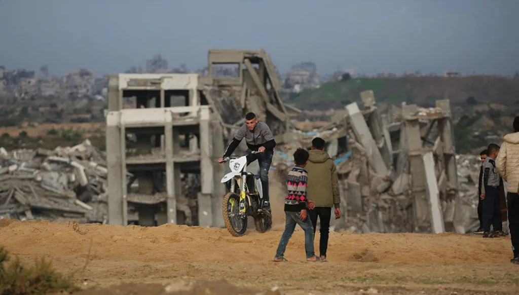 جماعات مسلّحة تتنافس على ملء فراغ "حماس" في غزة... هل ينزلق القطاع إلى صراع داخلي؟