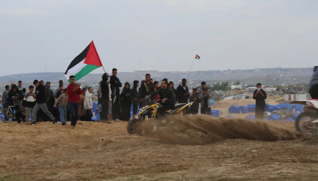 إسرائيل تعتقل 3 فلسطينيين وتقصف شرق خان يونس