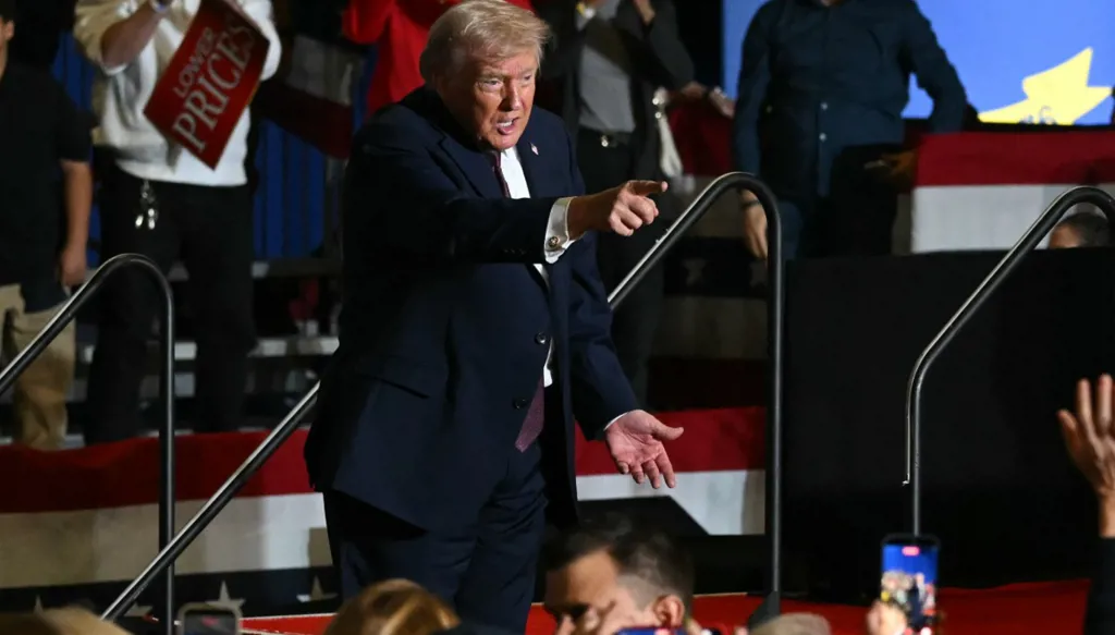 ترامب يسخر من بايدن: لن يميز بين الزرافة وفرس النهر!  (فيديو)