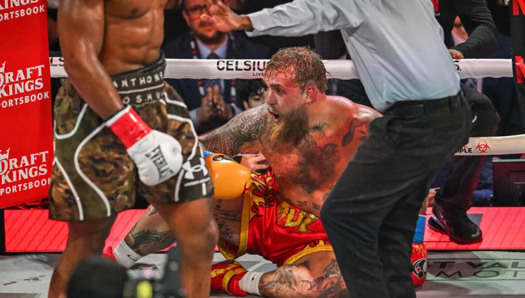 أنطوني جوشوا يُسقط جايك بول بالضربة القاضية في ميامي (فيديو وصور)