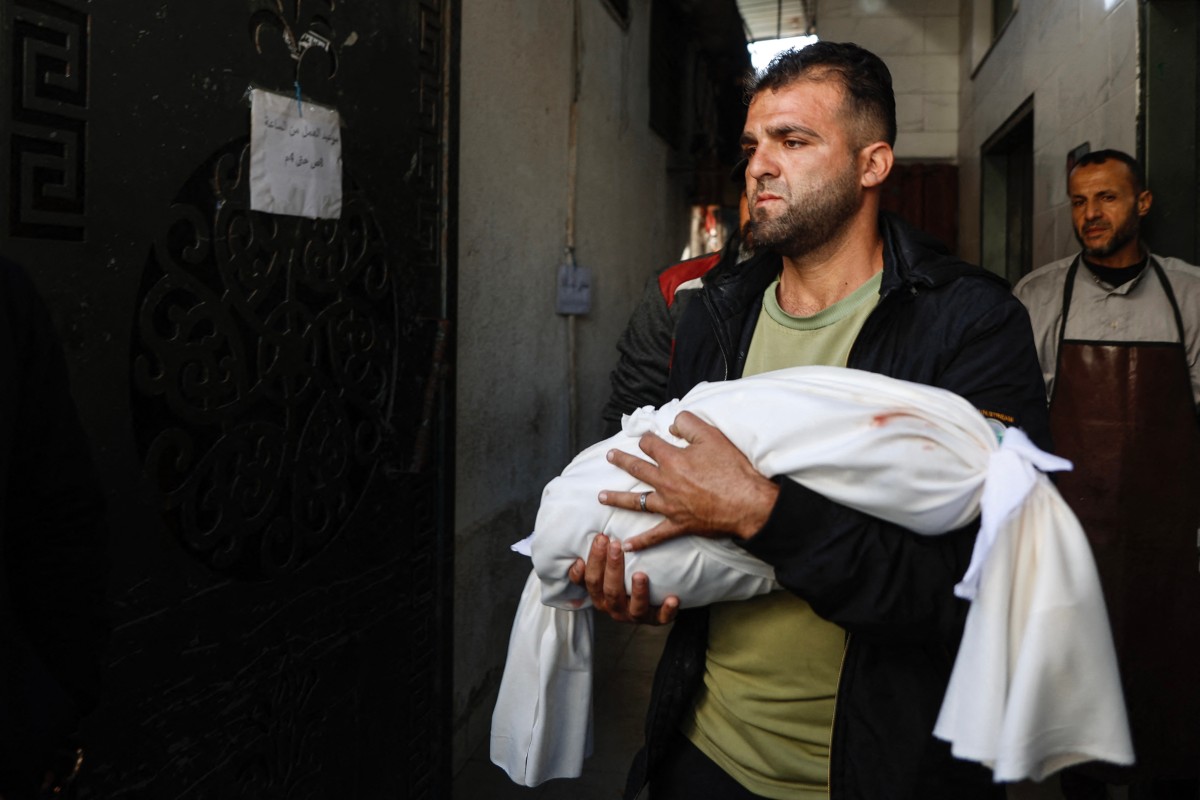 طفل رضيع قتل في القصف على المدرسة (أ ف ب)