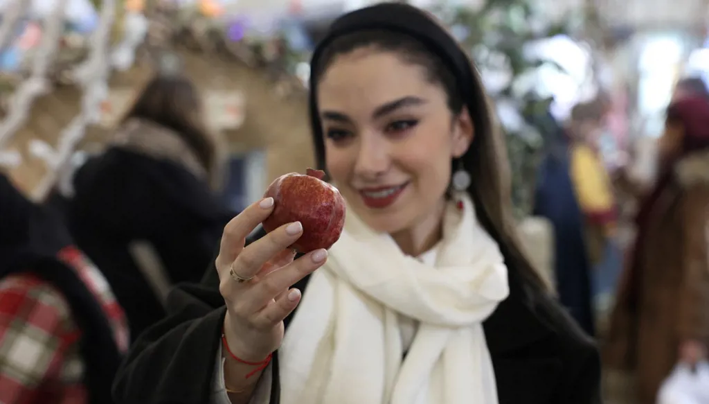 الإيرانيون يحيون عيد "يلدا"… فرح يعكّره التضخم والأزمة الاقتصادية