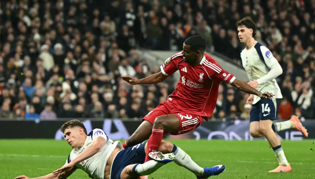 سلوت يشنّ هجوماً على مواطنه بعد التدخل العنيف على إيزاك