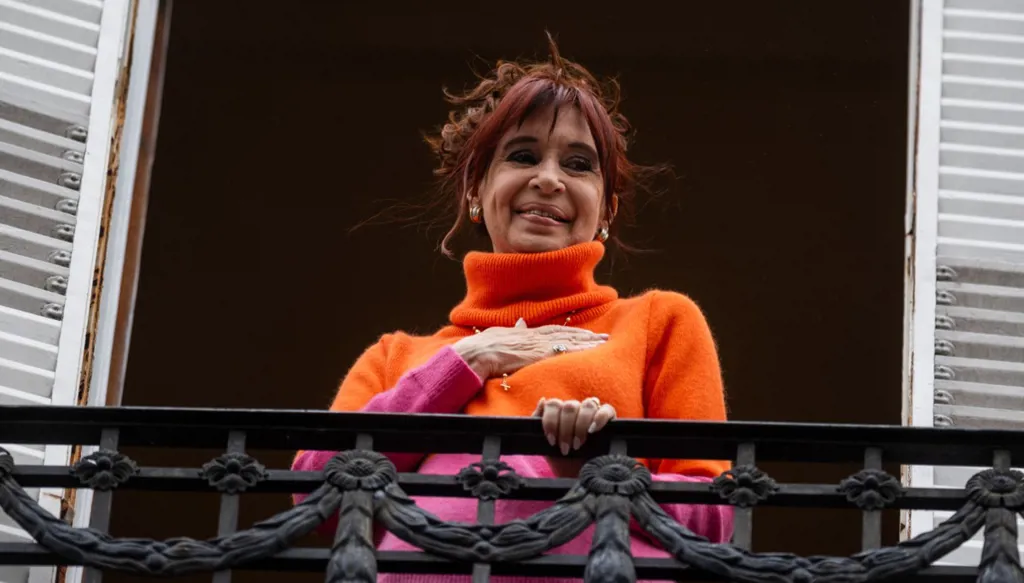 بإذن قضائي... الرئيسة الأرجنتينية السابقة كيرشنر تخرج من إقامتها الجبرية لعملية طبية