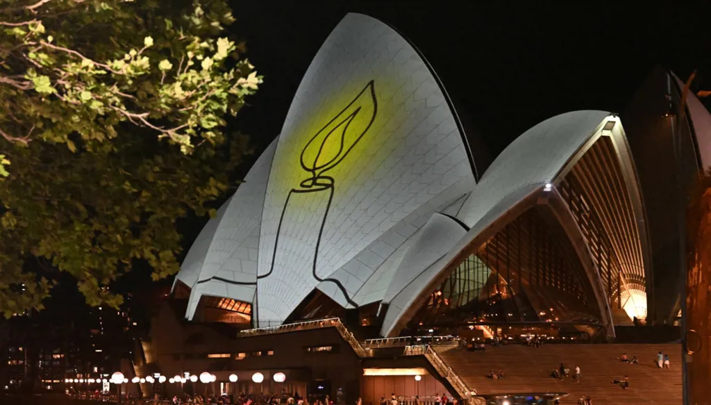 إحراق سيارة تحمل لافتة لمناسبة عيد حانوكا اليهودي في ملبورن الأسترالية