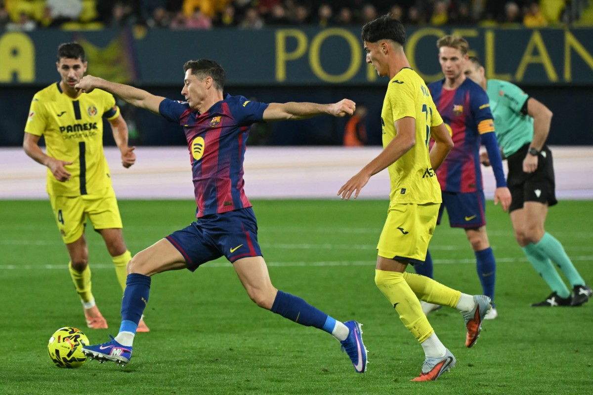 ليفاندوفسكي في مباراة برشلونة أمام فياريال في الدوري الإسباني. (أ ف ب)