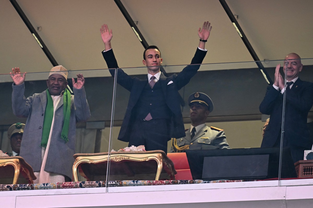 ولي العهد المغربي الأمير مولاي الحسن ورئيس جزر القمر غزالي عثماني. (أ ف ب)