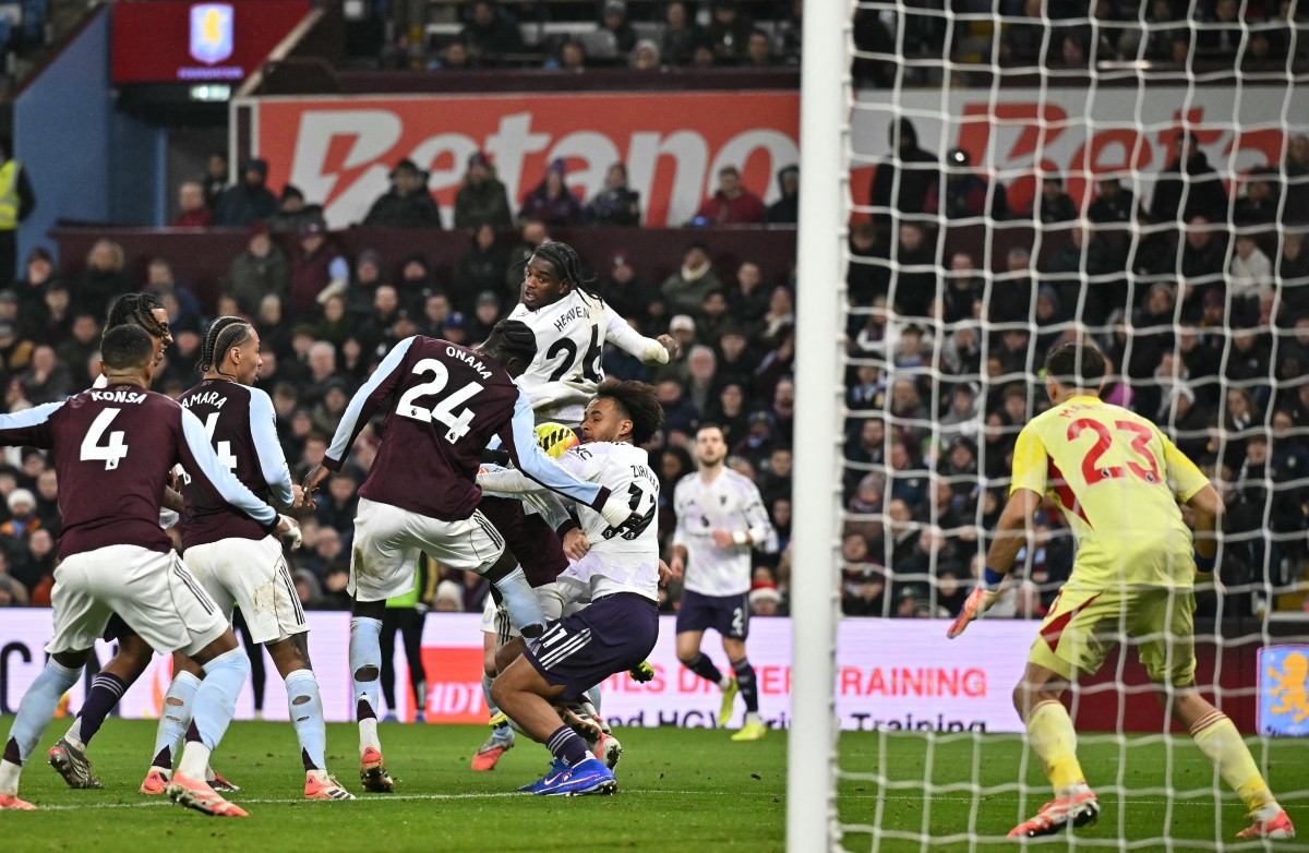 من مباراة أستون فيلا ومانشستر يونايتد. (أ ف ب)