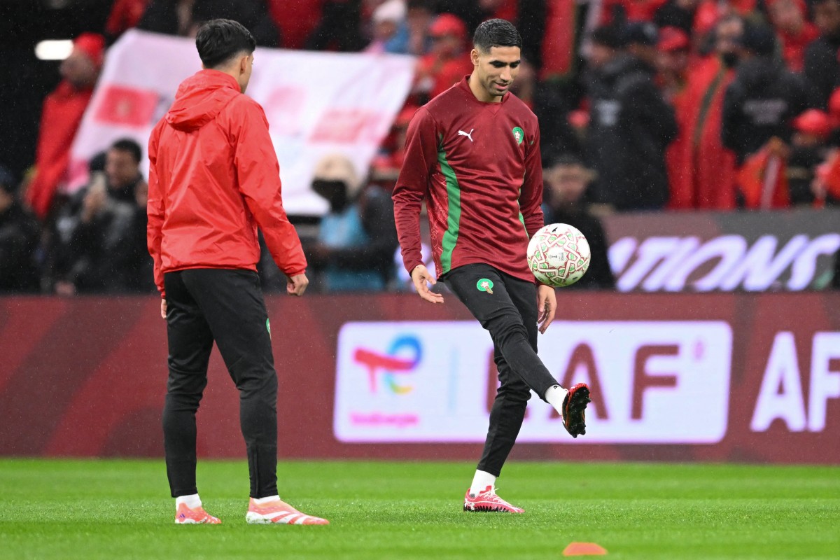 أشرف حكيمي خلال عملية الاحماء. (أ ف ب)