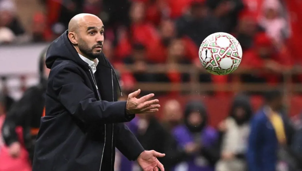 وليد الركراكي يتحدى ويتحدث عن أشرف حكيمي... ومدرب مالي "يغازل" جماهير الرجاء