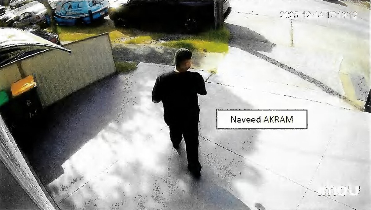  لقطة من كاميرا تلفزيونية ذات دائرة مغلقة (CCTV) تُظهر نافيد أكرم وهو يخرج من 103 شارع برايتون في كامبسي. (أ ف ب)