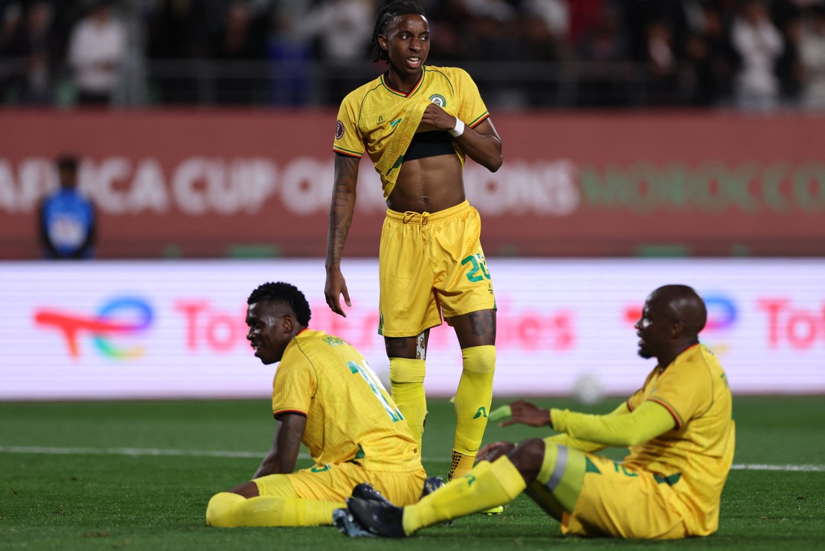 لاعبو زيمبابوي أمام مصر. (أ ف ب)