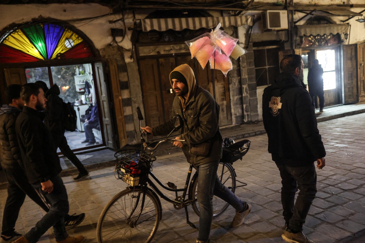 رواد الأسواق في دمشق القديمة (أ ف ب).