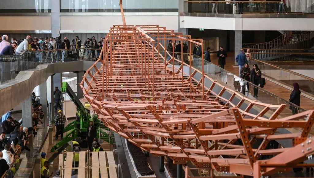 المتحف المصري الكبير يحتضن عملية ترميم حيّة لمركب الملك خوفو