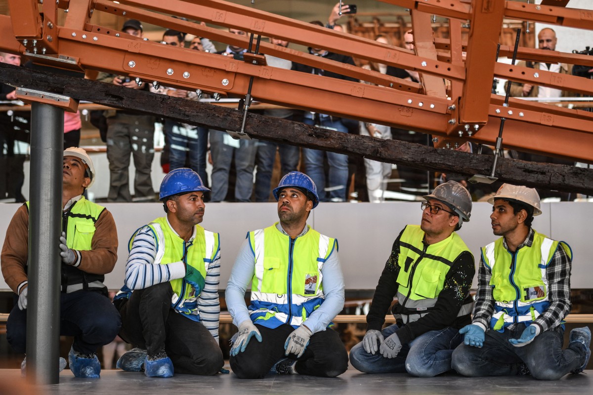 عمّال داخل المتحف المصري الكبير. (أ ف ب)