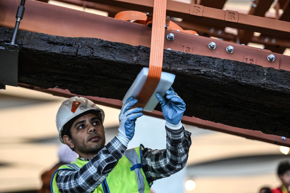 جانب من عملية ترميم المركب. (أ ف ب)