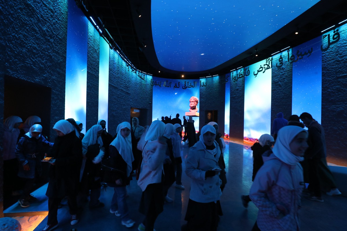 زوار في المتحف. (أ ف ب)