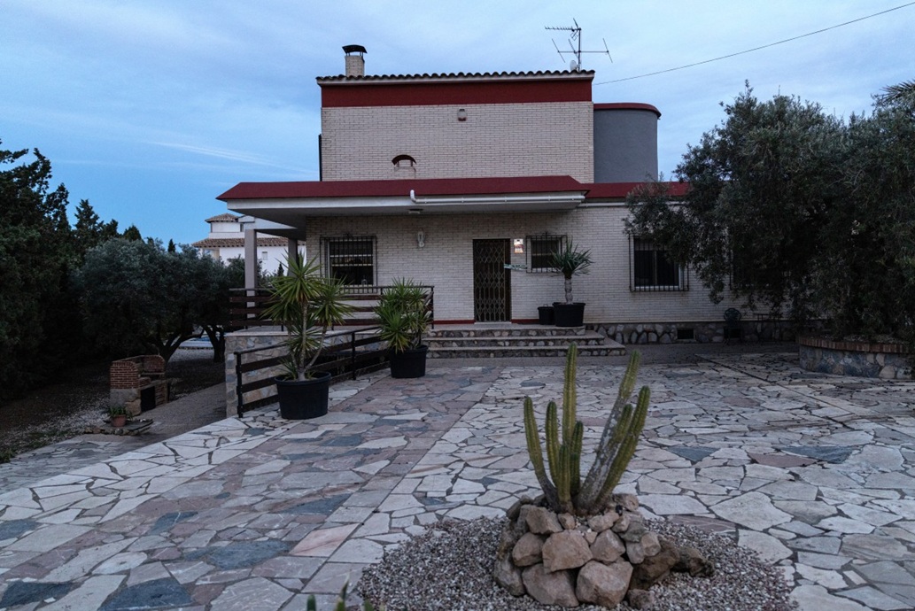 مدخل المنزل الذي قُتل فيه مواطنان ألمانيان (أ ف ب)