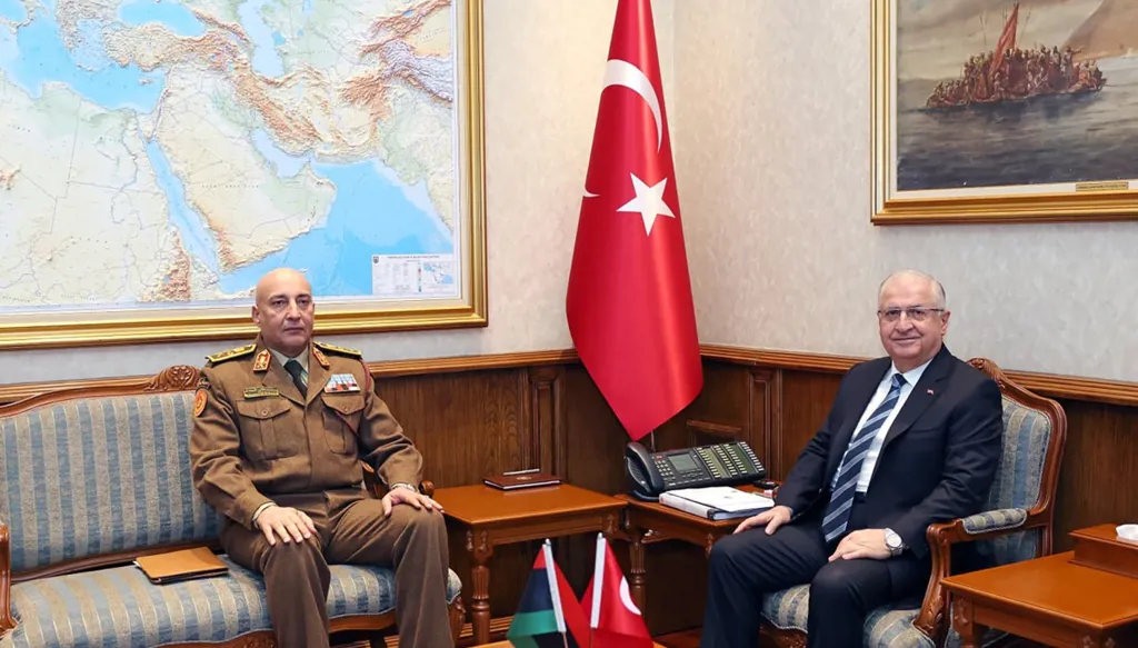 وزير الدفاع التركي بشار غولر ورئيس أركان قوات الغرب الليبي الفريق محمد الحداد .(إف ب)