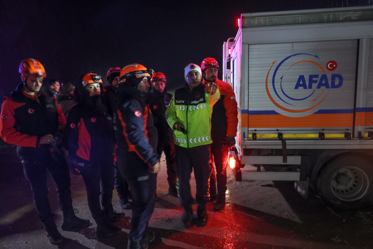 يقوم جندي تركي بدورية في موقع حطام الطائرة المتجهة إلى ليبيا والتي كانت تقل رئيس الأركان الليبي اللواء محمد علي أحمد الحداد. (أ ف ب)