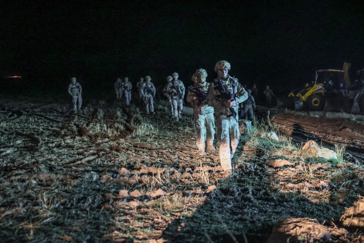 فرق الإنقاذ التركية (أ ف ب).