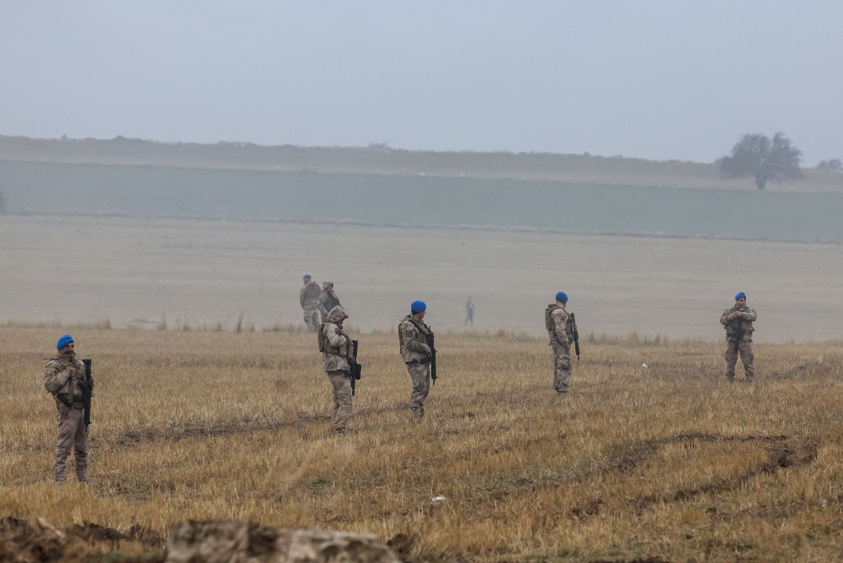 جنود أتراك في موقع حطام طائرة رئيس الأركان الليبي اللواء محمد الحداد. (أ ف ب)