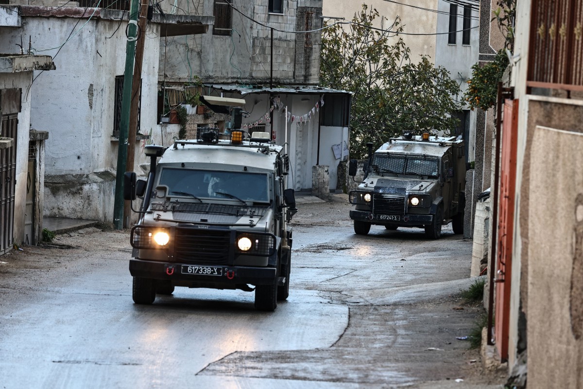 قوات الأمن الإسرائيلية تغادر قرية البزارية الفلسطينية في الضفة الغربية. (أ ف ب)