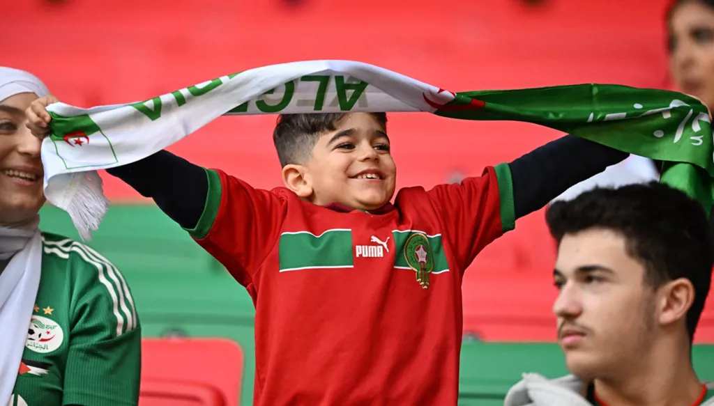 الجزائر والمغرب يتحدان في مدرجات كأس أمم أفريقيا بعد سنوات من القطيعة