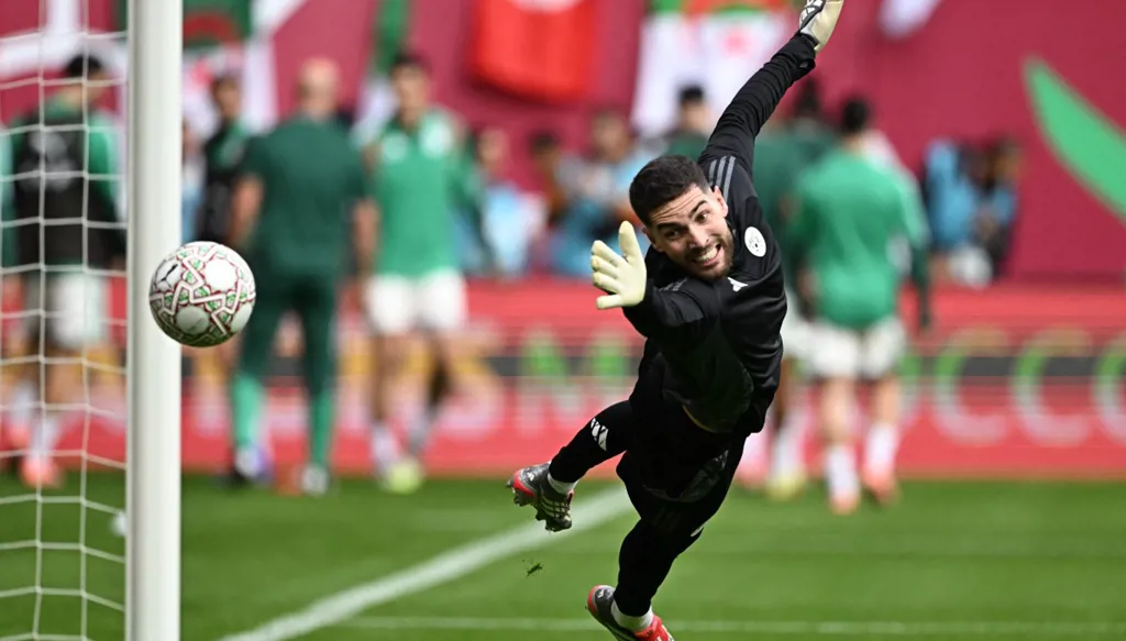 تحت أنظار زيدان الأب… لوكا يتألق ويحمي شباك الجزائر (فيديو)