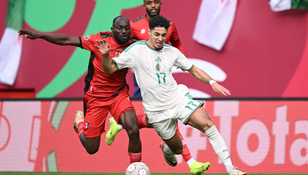 "صخرة" الجزائر عيسى ماندي يرفع سقف التحدي في كأس أمم أفريقيا