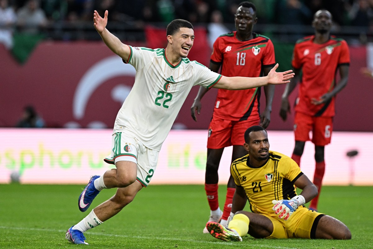 إبراهيم مازا مع منتخب الجزائر. (أ ف ب)