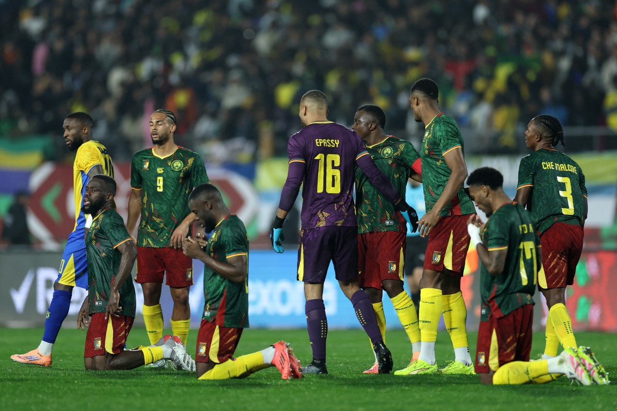 لاعبو الكاميرون بعد الفوز على الغابون. (أ ف ب)