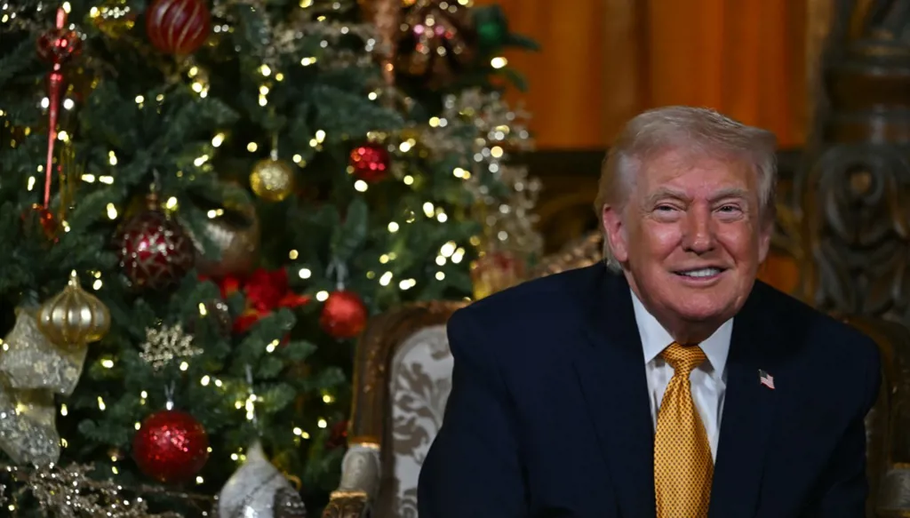 مزحة أم رسالة سياسية؟... ترامب لأحد الأطفال: "سنمنع سانتا السيئ من التسلل للبلاد" (فيديو)