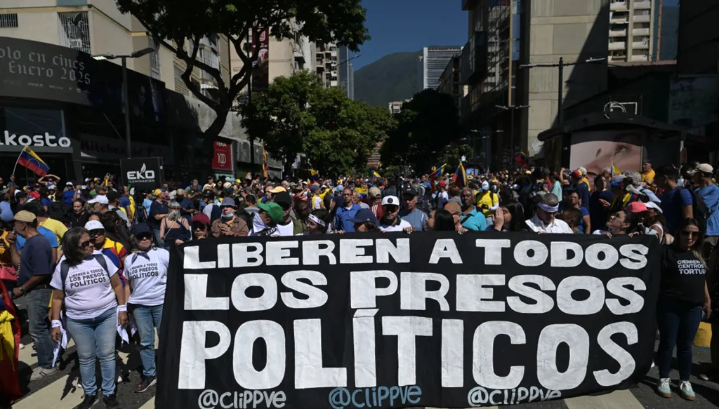 بمناسبة عيد الميلاد... فنزويلا تفرج عن 99 سجيناً اعتقلوا لتظاهرهم ضدّ مادورو