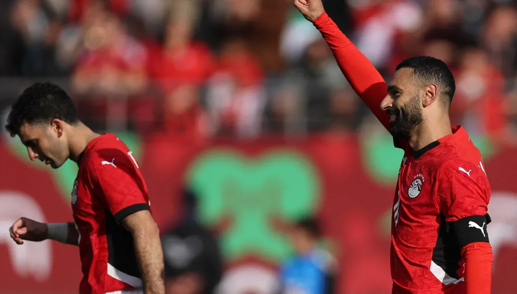 تدخلات عنيفة وبطاقة حمراء وركلة جزاء في الشوط الأول بين مصر وجنوب أفريقيا (فيديو)