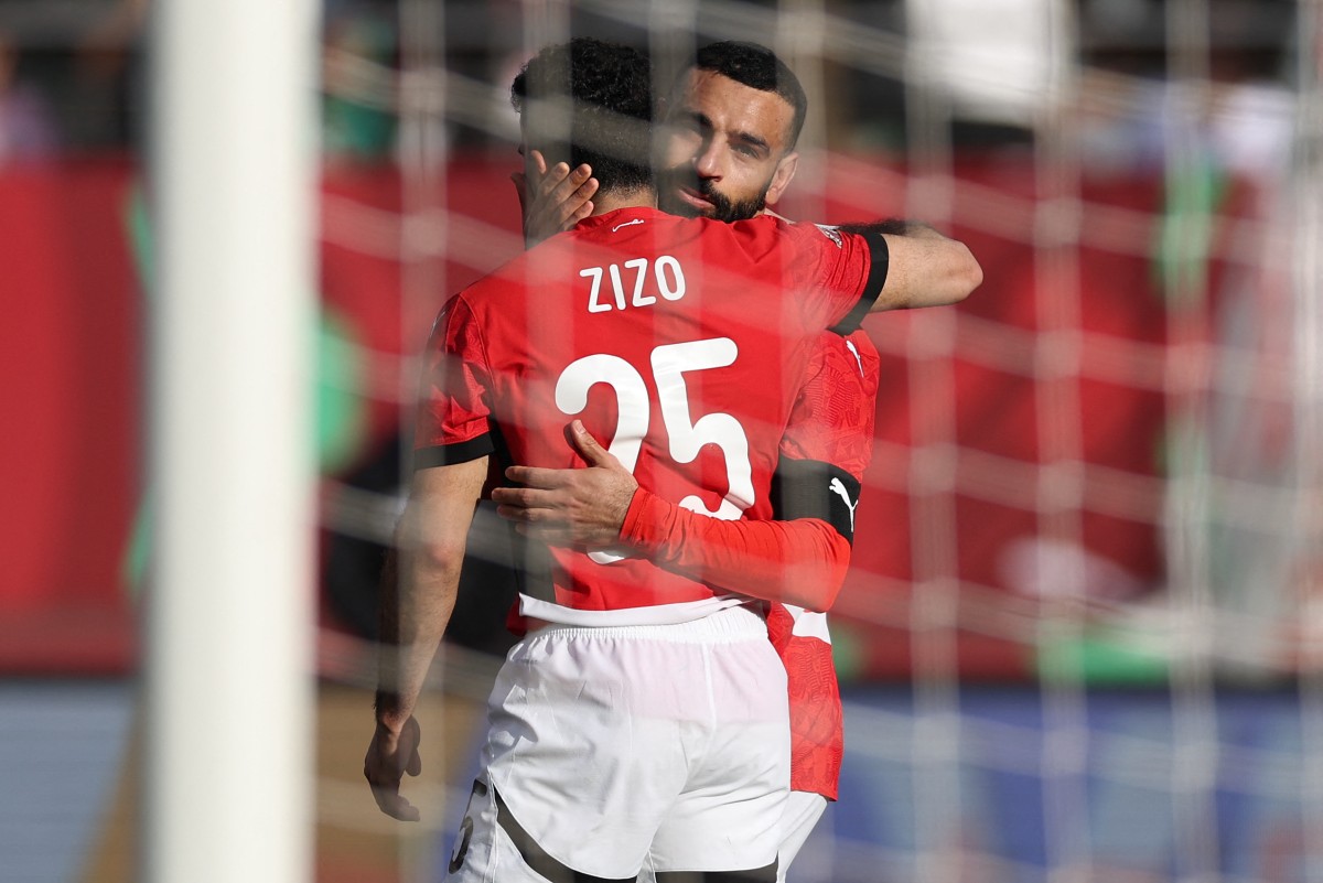 محمد صلاح وزيزو يحتفلان بالهدف الأول. (أ ف ب)