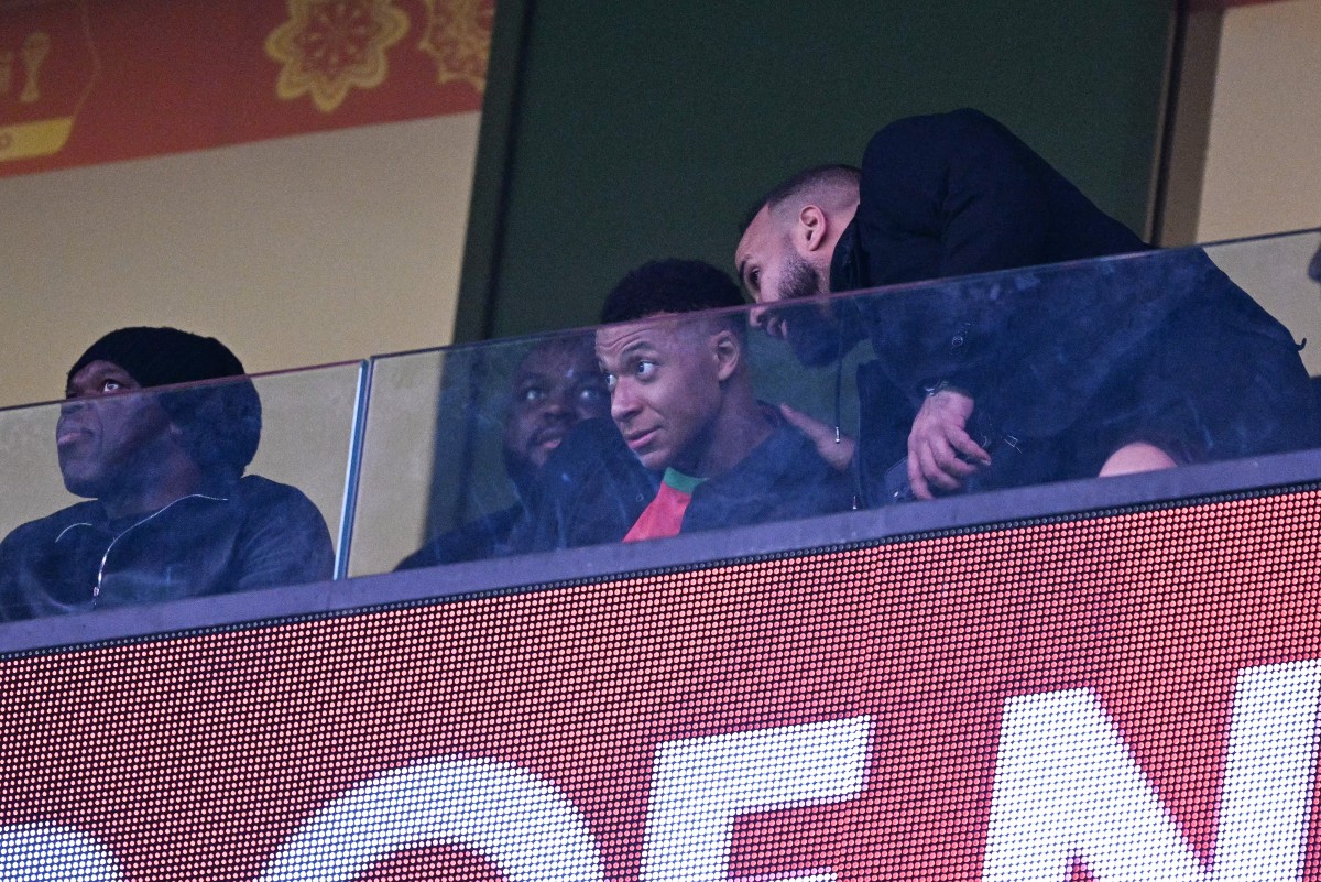 كيليان مبابي في المدرجات لمتابعة مباراة المغرب في كأس أمم أفريقيا. (أ ف ب)