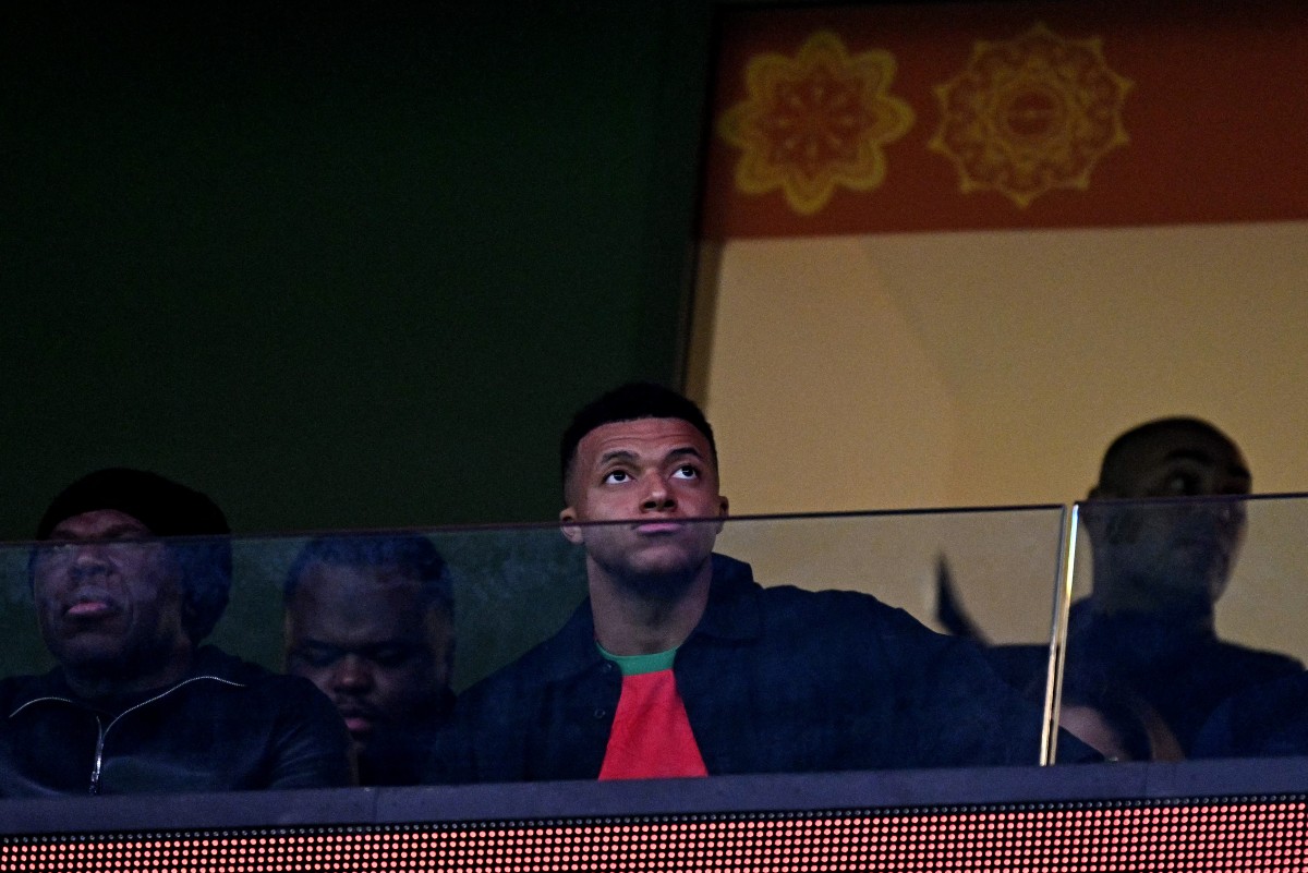 كيليان مبابي في المدرجات لمتابعة مباراة المغرب في كأس أمم أفريقيا. (أ ف ب)