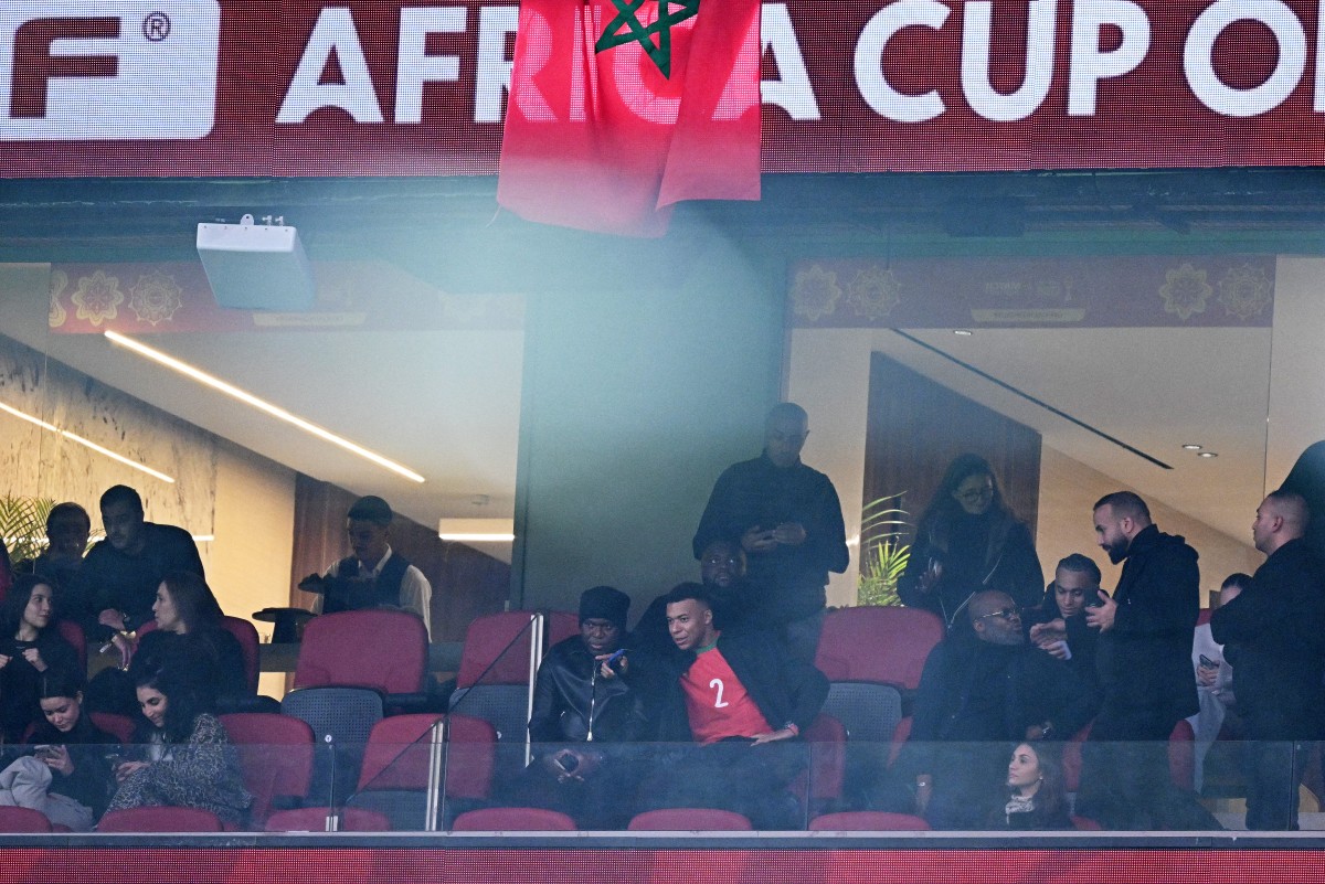 كيليان مبابي في المدرجات لمتابعة مباراة المغرب في كأس أمم أفريقيا. (أ ف ب)